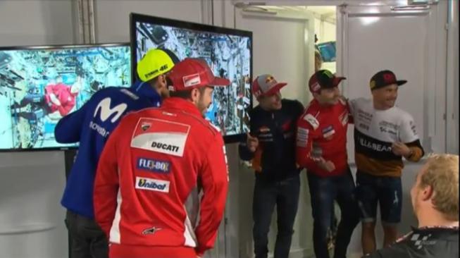 Riuh press room Silverstone saat para rider berpotret dengan Astronot Feustel lewat monitor tv [YouTube MotoGP].