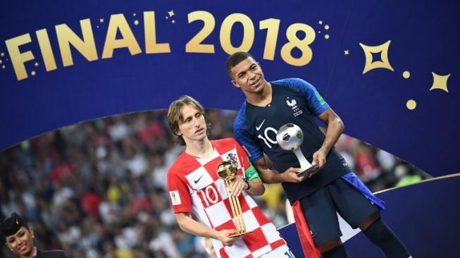 Pemain Kroasia Luka Modric menerima penghargaan sebagai pemain terbaik Piala Dunia 2018 [AFP]