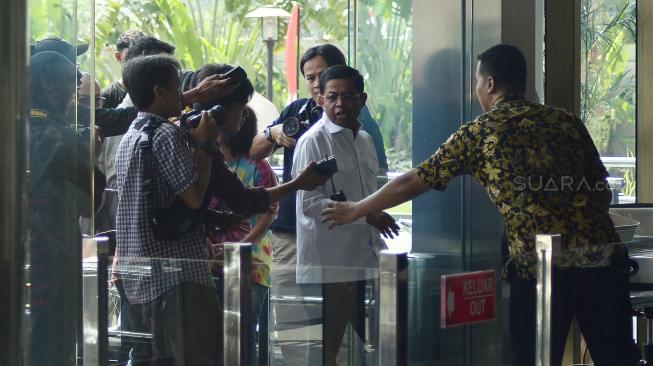 Kedatangan Idrus untuk menjalani pemeriksaan setelah ditetapkan sebagai tersangka terkait kasus dugaan suap proyek pembangunan PLTU Riau-1. [Suara.com/Muhaimin A Untung] 