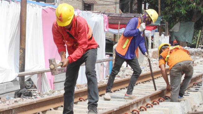 Pemasangan rel tersebut untuk perpindahan jalur gerbong kereta dan memisahkan atau merangkaikan kereta juga gerbong.(Suara.com/Oke Dwi Atmaja)