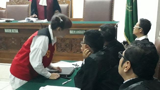 Roro Fitria di persidangan kasus narkoba di Pengadilan Negeri Jakarta Selatan, Kamis malam (30/8/2018). [Ismail/suara.com]