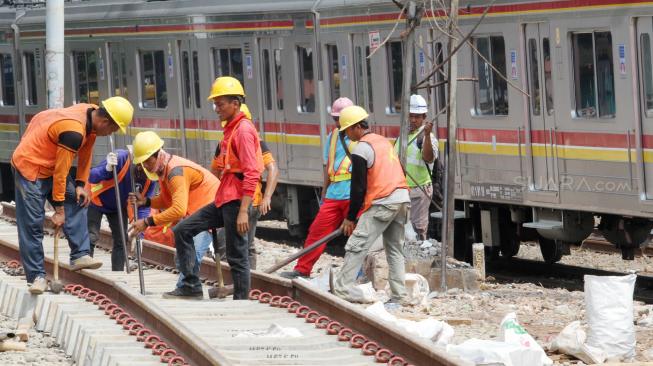 Pemasangan rel tersebut untuk perpindahan jalur gerbong kereta dan memisahkan atau merangkaikan kereta juga gerbong.(Suara.com/Oke Dwi Atmaja)