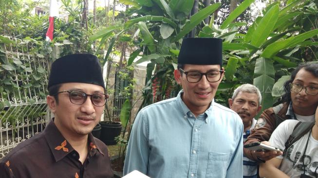 Sandiaga Uno salat jumat berjamaah di Masjid At-Taqwa, Jalan Sriwijaya Raya, Jakarta Selatan, Jumat (31/8/2018) bersama Ustaz Yusuf Mansur. (Dok Gerindra)