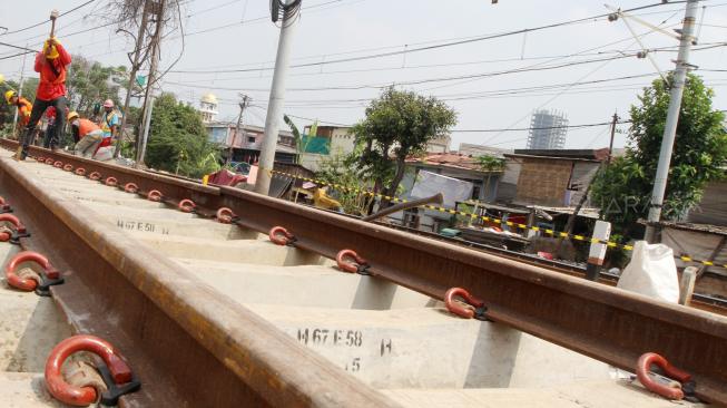 Pemasangan rel tersebut untuk perpindahan jalur gerbong kereta dan memisahkan atau merangkaikan kereta juga gerbong.(Suara.com/Oke Dwi Atmaja)