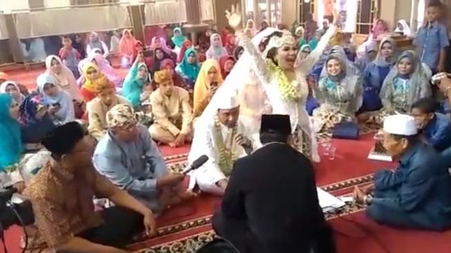 Viral di Facebook, Pengantin Wanita Ini Selebrasi Usai Ijab Kabul