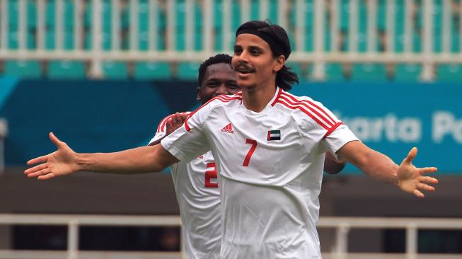 Striker UEA, Ahmad Alhashmi merayakan golnya ke gawang Vietnam dalam perebutan medali perunggu sepakbola putra Asian Games 2018 di Stadion Pakansari, Bogor, Sabtu (1/9). [Antara/INASGOC/Hery Sudewo]