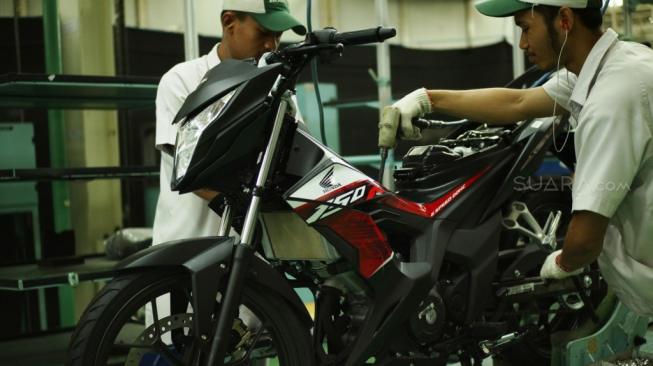 PT Astra Honda Motor (AHM) memberikan penyegaran untuk Honda Sonic 150R melalui tampilan stripe yang lebih agresif. [Manuel Jeghesta/suara.com]