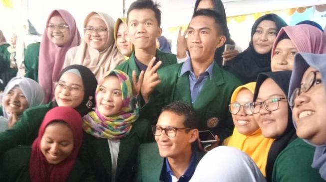 Mau Tiru Jojo, Sandiaga Uno Buka Jas dan Bikin Mahasiswi Menjerit