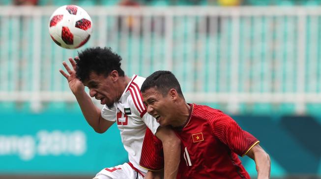 Pesepakbola UEA, Hamad Aljasmi (kiri), berduel udara dengan pesepakbola Vietnam, Nguyen Duc Anh Nguyen, dalam perebutan medali perunggu sepakbola putra Asian Games 2018 di Stadion Pakansari, Bogor, Sabtu (1/9). [Antara/INASGOC/Charlie]