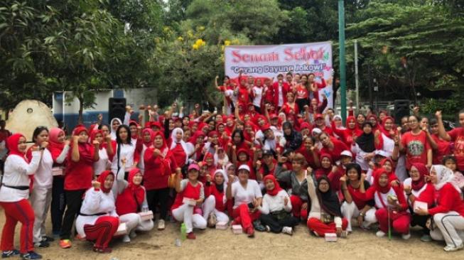 Bunda Merah  Putih  Populerkan Senam  Goyang Dayung ala Presiden