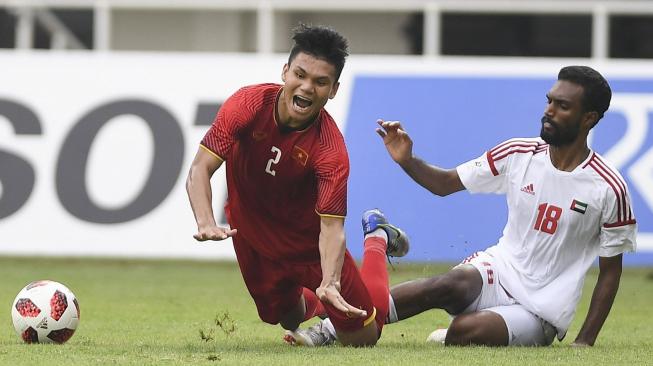 Pesepakbola Vietnam, Xuan Manh Pham (kiri), dilanggar pemain UEA, Abdalla Ghanim Alalawi, dalam perebutan medali perunggu sepakbola putra Asian Games 2018 di Stadion Pakansari, Bogor, Sabtu (1/9). [Antara/INASGOC/Dhemas Reviyanto]Striker UEA, Ahmad Alhashmi merayakan golnya ke gawang Vietnam dalam perebutan medali perunggu sepakbola putra Asian Games 2018 di Stadion Pakansari, Bogor, Sabtu (1/9). [Antara/INASGOC/Hery Sudewo]