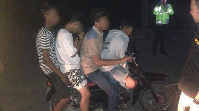 Mabuk Lem Aibon, Motor Bebek Ditunggangi 4 ABG Putus Sekolah