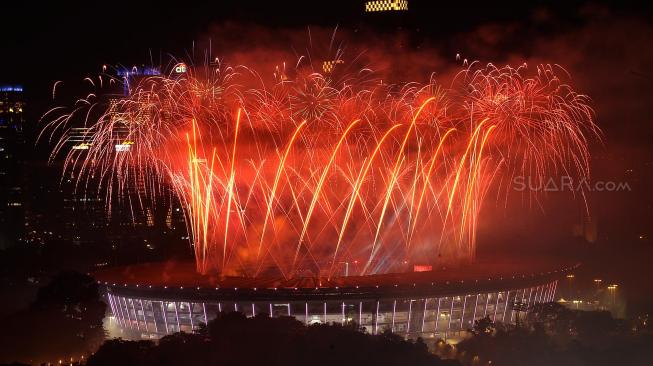 Pesta kembang api menyemarakkan Upacara Penutupan Asian Games ke-18 Tahun 2018 di Stadion Utama GBK, Senayan, Jakarta, Minggu (2/9). [Suara.com/Muhaimin A Untung]