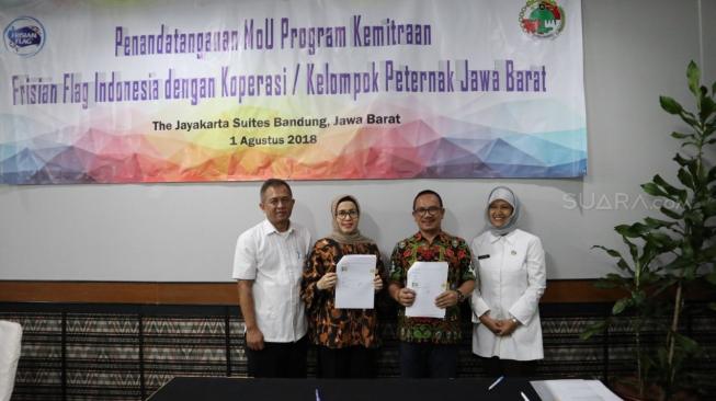 Penandatanganan MoU program kemitraan Frisian Flag Indoensia dengan Koperasi / Kelompok Peternak Jawa Barat. (Dinda Rachmawati/Suara.com)