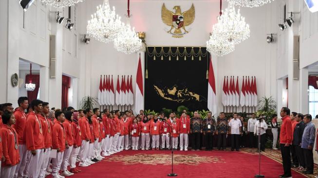 Presiden Joko Widodo (keempat kanan) didampingi Wakil Presiden Jusuf Kalla (kanan), Sekretaris Kabinet Pramono Anung (kedua kanan) dan Ketua Inasgoc Erick Thohir (ketiga kanan) memberikan sambutaan saat pemberian bonus kepada atlet peraih medali di Istana Negara, Jakarta, Minggu (2/9). Pemerintah memberikan bonus kepada para atlet yang berhasil meraih medali dalam ajang Asian Games 2018. ANTARA FOTO/Hafidz Mubarak A