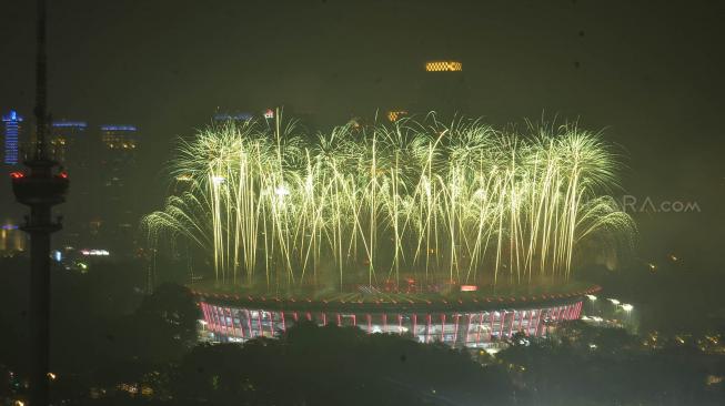 Pesta kembang api menyemarakkan Upacara Penutupan Asian Games ke-18 Tahun 2018 di Stadion Utama GBK, Senayan, Jakarta, Minggu (2/9). [Suara.com/Muhaimin A Untung]