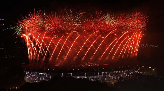 Pesta kembang api menyemarakkan Upacara Penutupan Asian Games ke-18 Tahun 2018 di Stadion Utama GBK, Senayan, Jakarta, Minggu (2/9). [Suara.com/Muhaimin A Untung]