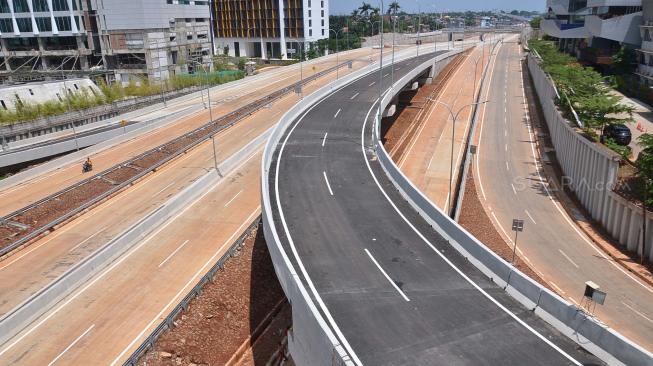 Kendaraan bermotor melintas di proyek Jalan Tol Depok-Antasari (Desari) yang menghubungkan Jalan Pangeran Antasari (Jakarta Selatan)-Brigif/Cinere (Depok) di Jakarta, Kamis (30/8). Tol ini ditargetkan akan beroperasi akhir bulan September. [Suara.com/Muhaimin A Untung]