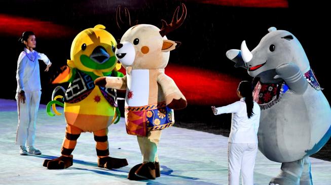 Tiga maskot Asian Games 2018, Kaka (kanan), Atung (tengah) dan Bhin Bhin (kiri) menyemarakkan Upacara Penutupan Asian Games ke-18 Tahun 2018 di Stadion Utama GBK, Senayan, Jakarta, Minggu (2/9). ANTARA FOTO/INASGOC/Widodo S Jusuf