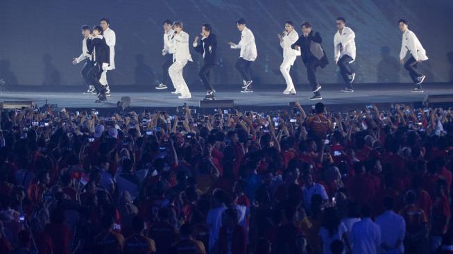 Boy band Super Junior tampil dalam Upacara Penutupan Asian Games ke-18 Tahun 2018 di Stadion Utama GBK, Senayan, Jakarta, Minggu (2/9). ANTARA FOTO/INASGOC/Rosa Panggabean