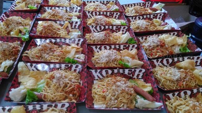 Deretan Kober Mie Setan di Pucuk Coolinary Festival, Lapangan Rampal, Malang, siap disantap pengunjung. (Suara.com/Ririn Indriani)