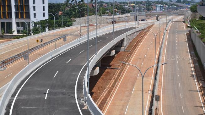 Kendaraan bermotor melintas di proyek Jalan Tol Depok-Antasari (Desari) yang menghubungkan Jalan Pangeran Antasari (Jakarta Selatan)-Brigif/Cinere (Depok) di Jakarta, Kamis (30/8). Tol ini ditargetkan akan beroperasi akhir bulan September. [Suara.com/Muhaimin A Untung]