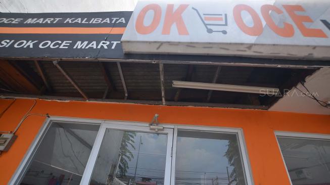 Suasana OK OCE Mart Kalibata yang hampir bangkrut, di Jalan Warung Jati Barat, Jakarta, Senin (3/9). Salah satu gerai minimarket yang digagas mantan Wagub DKI Sandiaga Uno ini masih buka, hanya saja sepi pembeli dan minim persediaan barang di rak dan beberapa sudut bagerai tidak terurus. [Suara.com/Muhaimin A Untung]