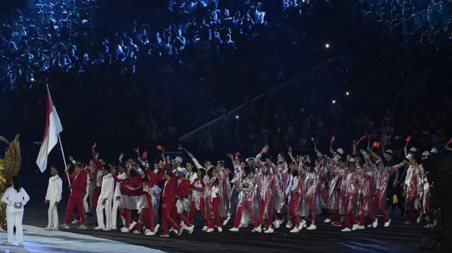 Defile atlet Indonesia menyemarakkan Upacara Penutupan Asian Games ke-18 Tahun 2018 di Stadion Utama GBK, Senayan, Jakarta, Minggu (2/9). ANTARA FOTO/INASGOC/Rosa Panggabean