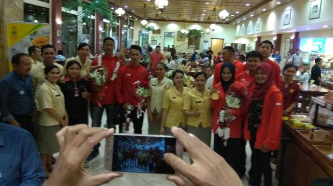 Atlet Asian Games 2018 asal Jatim menjadi rebutan swafoto pengunjung di bandara Juanda Surabaya, Senin (3/9/2018) [Suara.com/Dimas Angga]