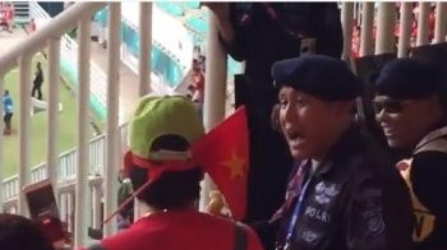 Viral, Seorang Polisi Promosikan Bala Bala ke Suporter Vietnam