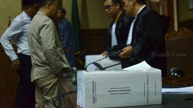 Terdakwa perkara korupsi Bantuan Likuiditas Bank Indonesia (BLBI), Syafruddin Arsyad Temenggung menjalani sidang dengan agenda tuntutan di Pengadilan Tipikor Jakarta, Senin (3/9). [Suara.com/Muhaimin A Untung] 