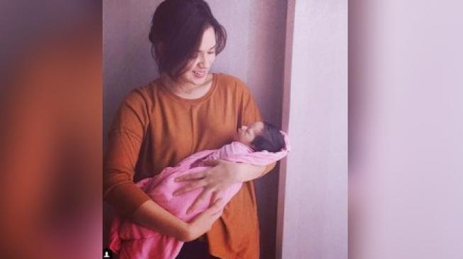 Foto-foto Raisa Gendong Bayi Ini Bikin Warganet Baper