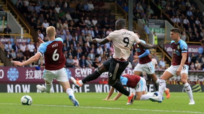 Striker Manchester United Romelu Lukaku menjebol gawang Burnley dalam pertandingan yang digelar di Turf Moor, Minggu (2/9/2018) [AFP]