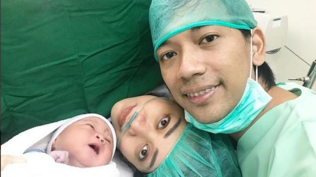 Rian D'Masiv bersama istri dan anak keduanya. (Instagram)