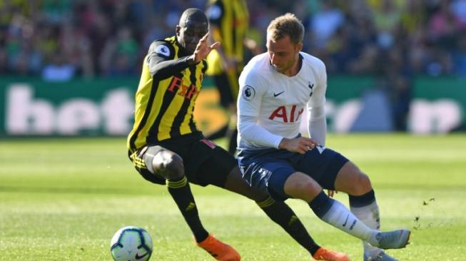 Pemain Watford Abdoulaye Doucoure (kiri) berebut bola dengan pemain Tottenham Christian Eriksen dalam pertandingan yang berlangsung di Vicarage Road, Minggu (2/9/2018) [AFP]