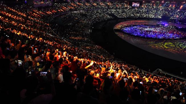 Penonton menyaksikan Upacara Penutupan Asian Games ke 18, tahun 2018 di Stadion Utama Gelora Bung Karno, Senayan, Jakarta, Minggu (2/9). ANTARA FOTO/INASGOC/Afriadi Hikmal