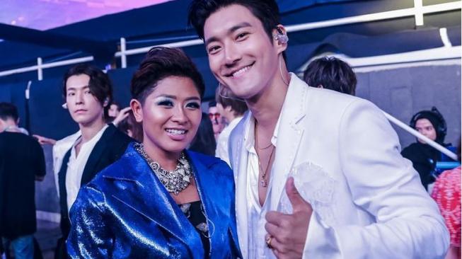 Dira Sugandi dan Choi Siwon Super Junior. (Instagram)