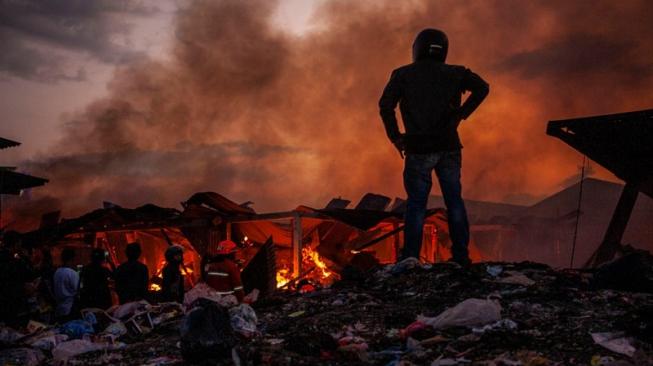 Kebakaran tersebut menghanguskan lebih dari 100 kios. Penyebab kebakaran hingga kini masih dalam penyelidikan pihak berwajib. [ANTARA FOTO]