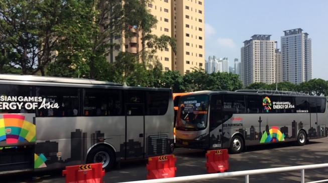 Bus yang akan mengantar para atlet negara peserta Asian Games 2018 bersiap menuju Bandara Soekarno-Hatta, Tangerang, Selasa (4/9). [Suara.com/Yosea Arga Pramudita]