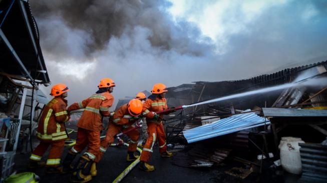 Kebakaran tersebut menghanguskan lebih dari 100 kios. Penyebab kebakaran hingga kini masih dalam penyelidikan pihak berwajib. [ANTARA FOTO]