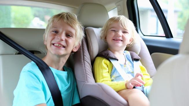 Perhatikan : bagi anak di bawah usia 10 tahun, dibutuhkan jok dengan booster khusus, serta sabuk pengaman tiga titik. Sedang anak yang lebih besar dan tinggi rata-rata menggunakan sabuk pengaman yang tersedia di mobil [Shutterstock].