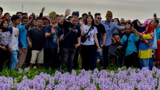 Tyas Mirasih Kunjungi Pantai Cinta di Riau, Pengunjung Antusias