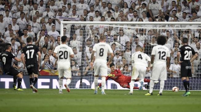 Penjaga gawang Real Madrid Thibaut Courtois gagal menghentikan penalti pemain Leganes dalam pertandingan yang berlangsung di Santiago Bernabeu 2 September 2018 [AFP]