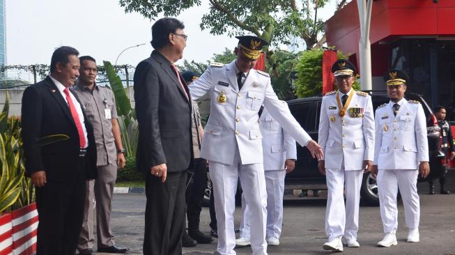 Menteri Dalam Negeri Tjahjo Kumolo beserta Gubernur Sulawesi Selatan Nurdin Abdullah, Wakil Gubernur Sulawesi Selatan Sudirman Sulaiman, Gubernur Jawa Barat Ridwan Kamil, Gubernur Jawa Tengah Ganjar Pranowo, Wakil Gubernur Jateng Taj Yasin Maimoen, Gubernur Bali I Wayan Koster, dan Wakil Gubernur Bali Tjokorda Oka Artha Ardhana Sukawati berjalan sebelum melakukan pertemuan dengan pimpinan KPK di Gedung KPK, Jakarta, Rabu (5/9). [Suara.com/Muhaimin A Untung]