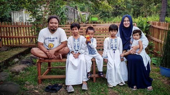 Is Pusakata bersama istri dan anak-anaknya. (Instagram)