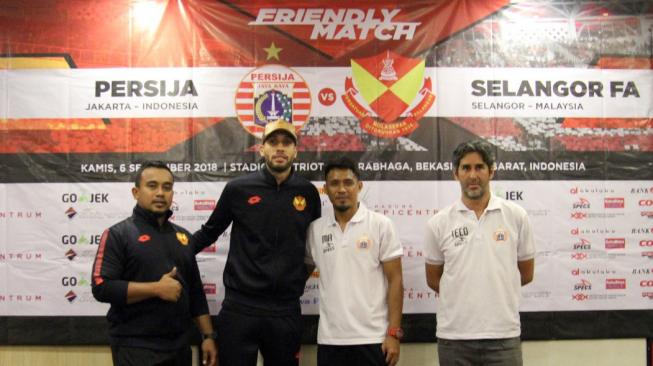 Pelatih Selangor FA Muhammad Nazliazmi Nasir (kanan), Willian Pacheco (kedua kanan), Maman Abdurrahman (kedua kiri), dan Pelatih Persija Stefano Cugurra (kanan), dalam jumpa pers jelang pertandingan kedua tim, Rabu (5/9/2018). (dok. Media Persija).