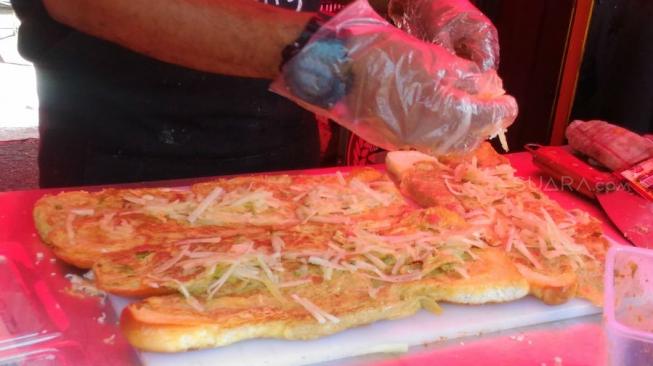 Roti John Legend, terpilih sebagai salah satu kuliner terfavorit di gelaran Pucuk Coolinary Festival Malang.