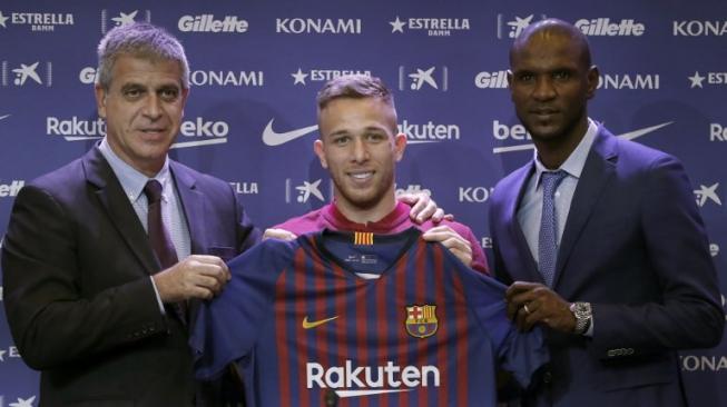 Barcelona memperkenalkan secara resmi Arthur Melo pada 9 Juli 2018 [AFP]