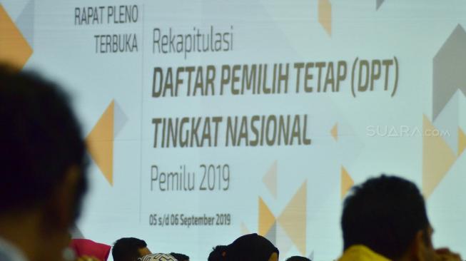 Rapat Pleno tersebut membahas Rekapituliasi Daftar Pemilih Tetap (DPT) tingkat nasional pemilu 2019. [Suara.com/Muhaimin A Untung]