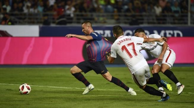 Pemain Sevilla menarik jersey pemain Barcelona Arthur Melo dalam laga Piala Super Spanyol, Agustus 2018 [AFP]